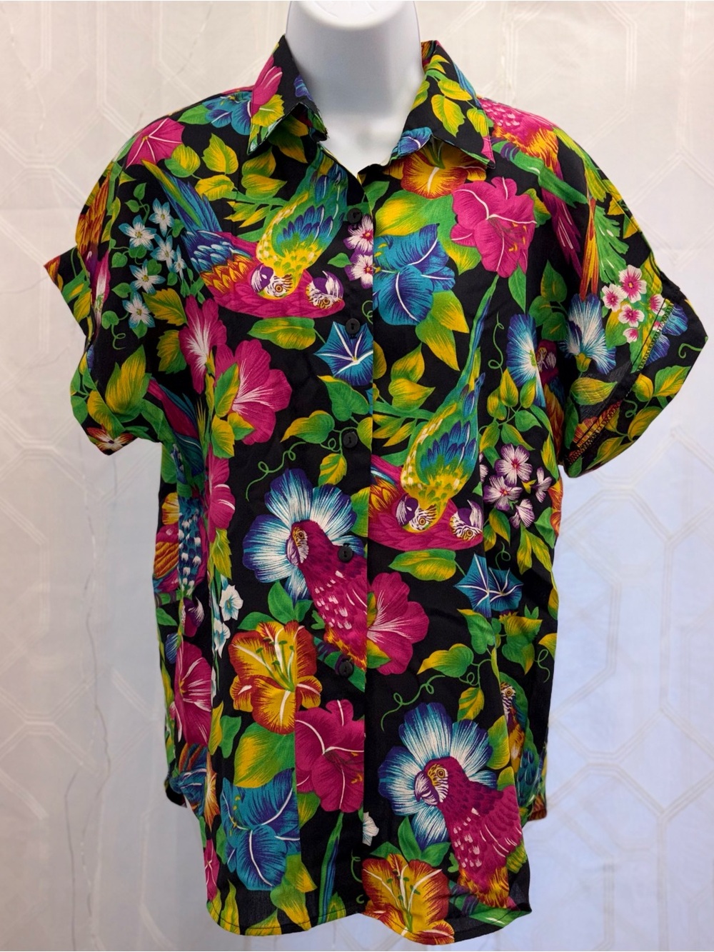 Michele Leslie of California Vintage 90’s Women's Hawaiian shirt Tropicalcore M